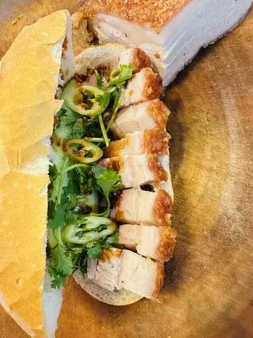 Hình ảnh Bánh mì heo quay
