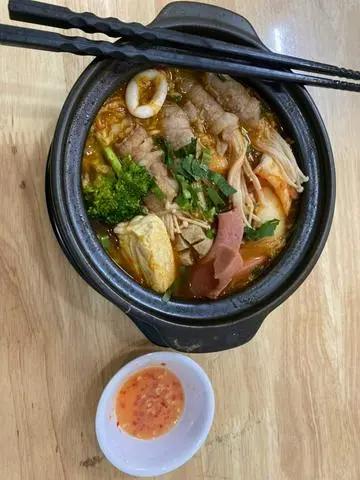 Hình ảnh Mì cay bò cuộn nấm kim châm