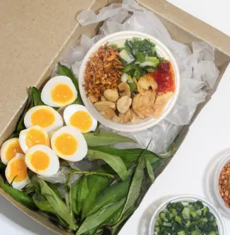 Hình ảnh Bánh tráng sợi trộn mỡ hành - trứng