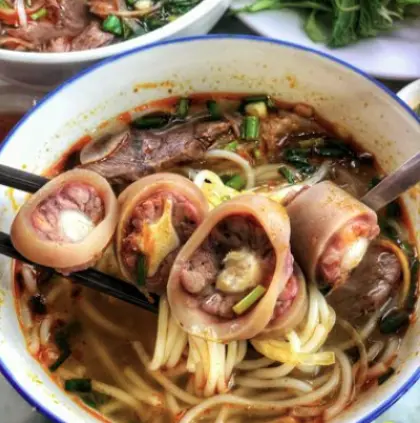 Hình ảnh Bún bò đầy đủ - đuôi bò tơ