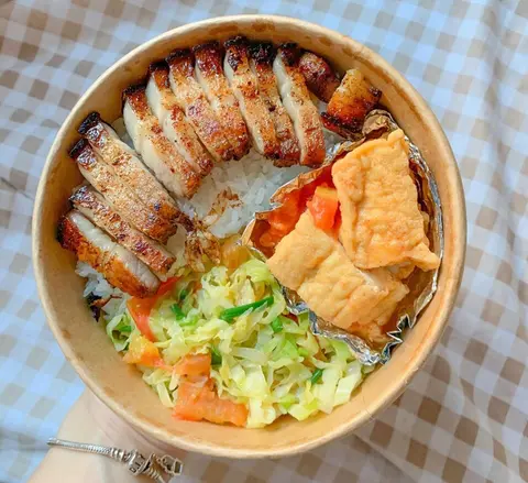 Hình ảnh Cơm ba rọi chiên  + canh rong biển