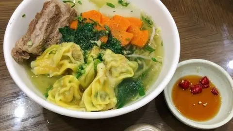 Hình ảnh Mì hoành thánh xương