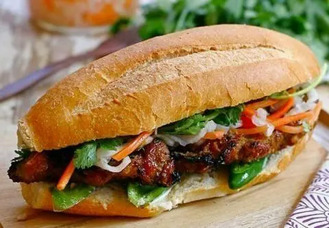 Hình ảnh Bánh mì ba chỉ rút sườn nướng rau mầm đặc biệt