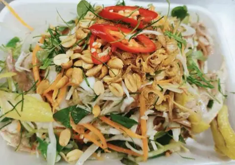 Hình ảnh Góc tư gà xé trộn gỏi