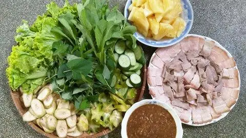 Hình ảnh Ba rọi heo luộc mắm nêm rau rừng