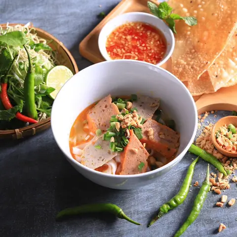 Hình ảnh Mì quảng chả tôm cua