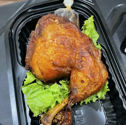 Hình ảnh 1 đùi gà góc tư xối mỡ và 1 nước ngọt tùy chọn